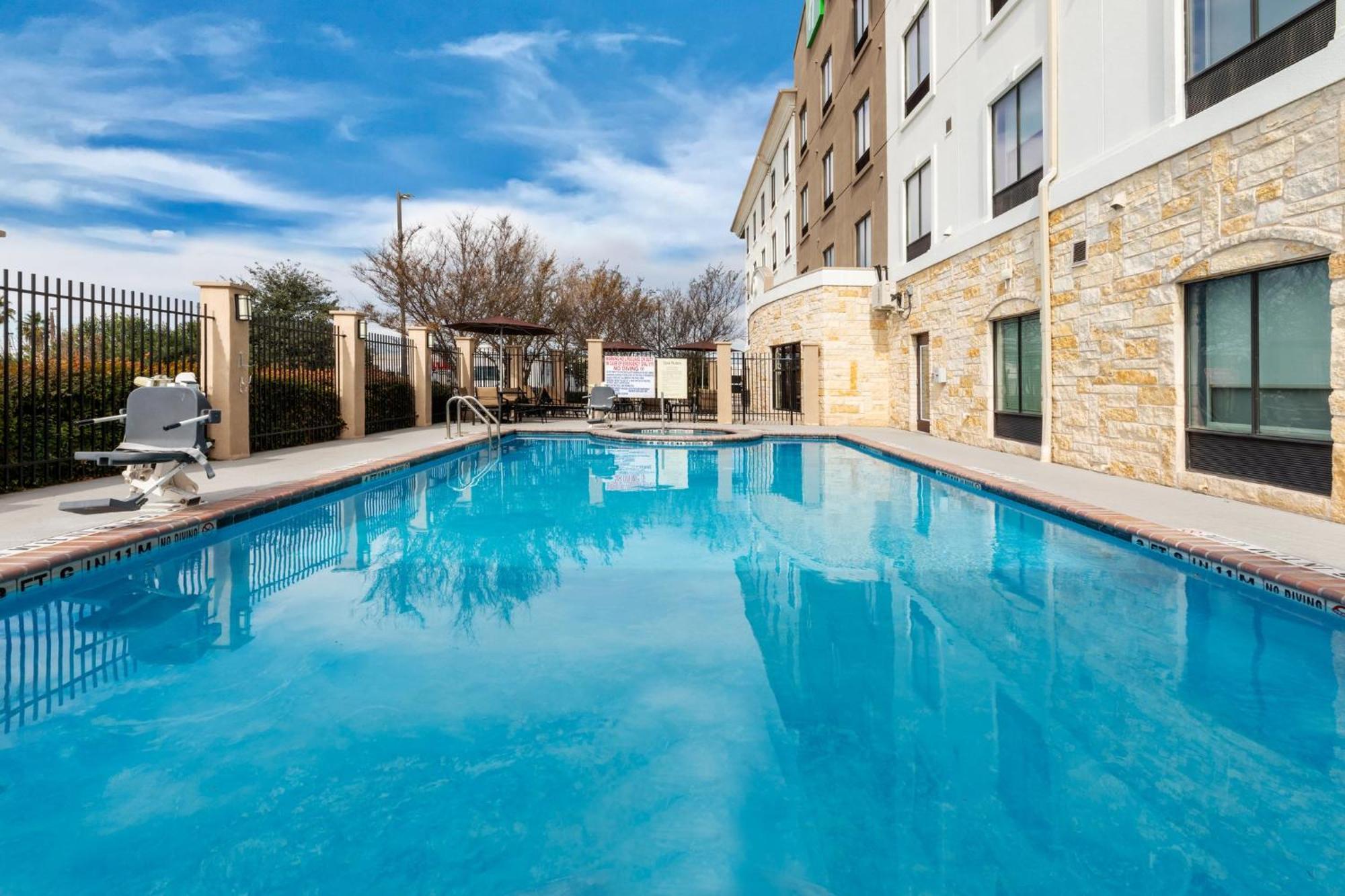 Holiday Inn Express & Suites Del Rio By Ihg Extérieur photo